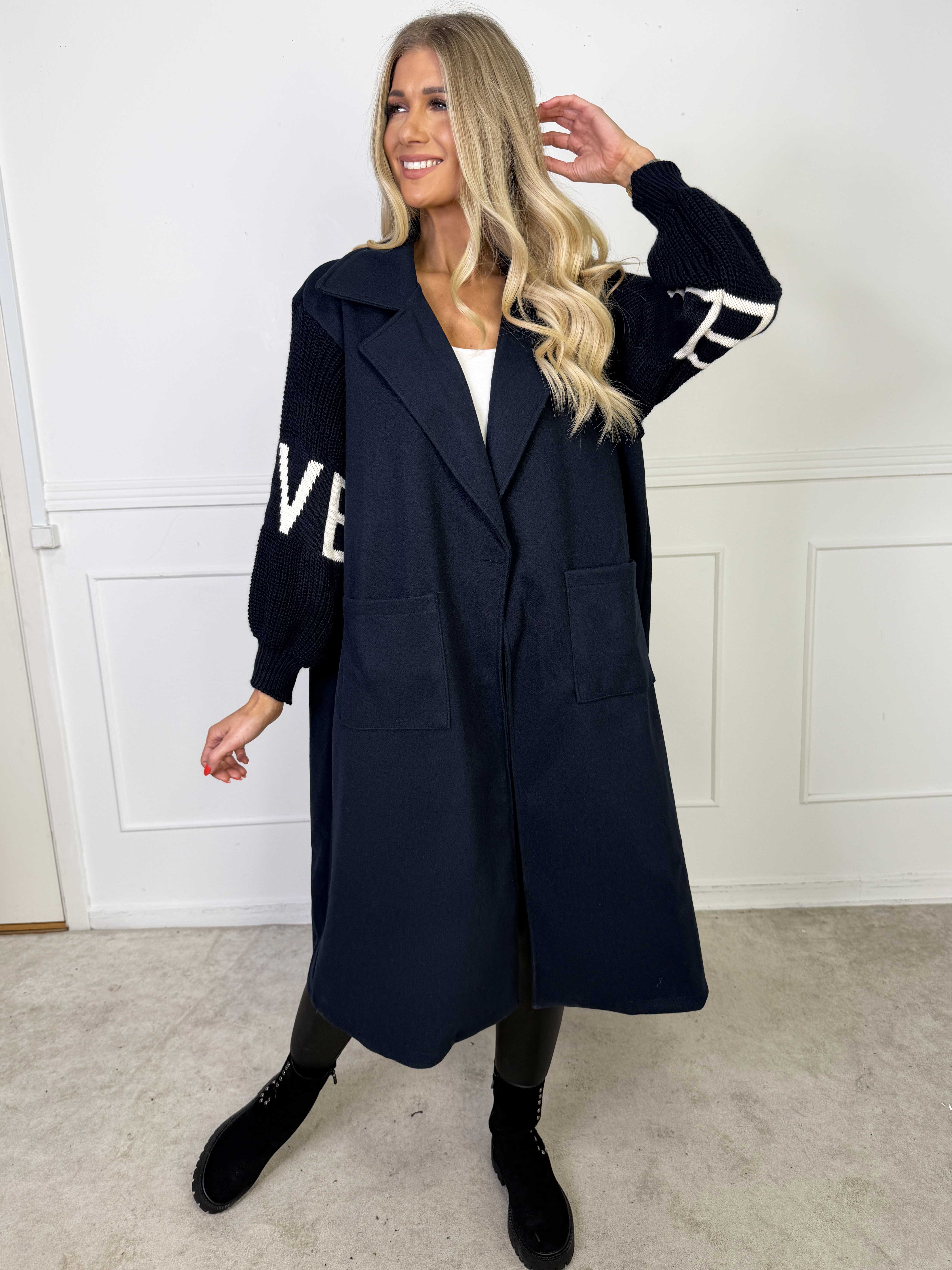 Debbie Midi - Fin kappa med stickade ärmar